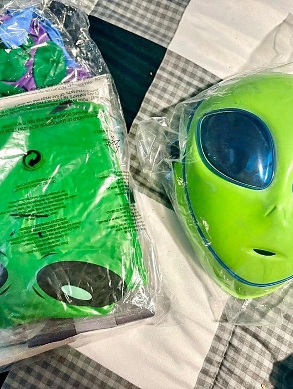 Alien Halloween Party Items - Picture 2 of 8